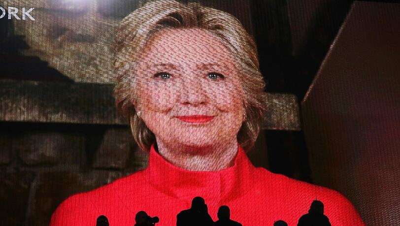 Hillary Clinton ist bei ihrer Nominierung zur US-Präsidentschaftskandidaten der Demokraten am zweiten Tag des Parteitags in Philadelphia gar nicht anwesend – und wird deshalb per Video zugeschaltet. Hillary Clinton ist bei ihrer Nominierung zur US-Präsidentschaftskandidaten der Demokraten am zweiten Tag des Parteitags in Philadelphia gar nicht anwesend – und wird deshalb per Video zugeschaltet.
