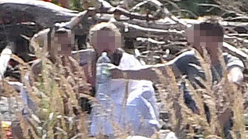 Dutzende Rettungskräfte und zwei Hubschrauber waren im Einsatz, um bei Straßlach fünf Personen und zwei Hunde aus der Isar zu retten. Die Bilder.