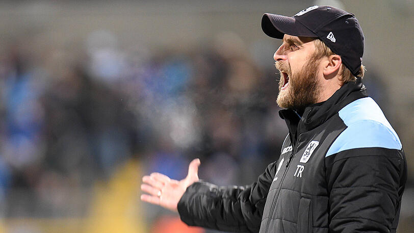 Löwen-Coach Daniel Bierofka wird mit seiner Mannschaft doch nicht nach England reisen. (Archivbild)