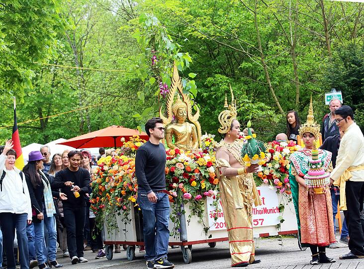 Los ging's mit dem Einzug des Buddhas...