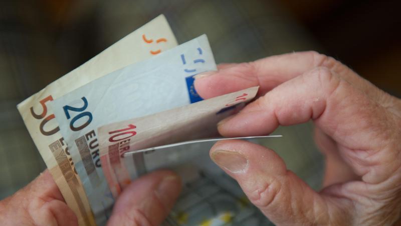 Menschen, die mindestens 35 Jahre lang gearbeitet haben, sollen eine Rente bekommen, die mindestens zehn Prozent über Hartz-IV-Niveau liegt. Menschen, die mindestens 35 Jahre lang gearbeitet haben, sollen eine Rente bekommen, die mindestens zehn Prozent über Hartz-IV-Niveau liegt.