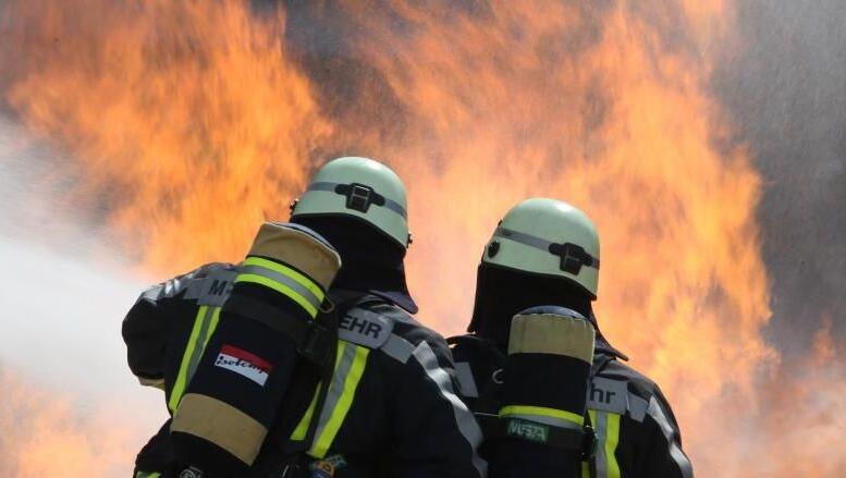 Zwei Feuerwehrmänner unter schwerem Atemschutz bei der Arbeit. Foto: Stephan Jansen/Archivbild Zwei Feuerwehrmänner unter schwerem Atemschutz bei der Arbeit. Foto: Stephan Jansen/Archivbild