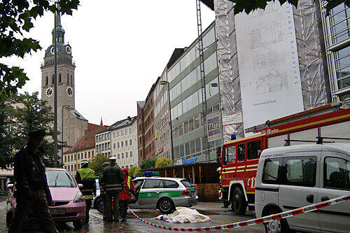 September 2007: Bei diesem tragischen Unfall am Rindermarkt wurde eine 78-jährige Münchnerin getötet.