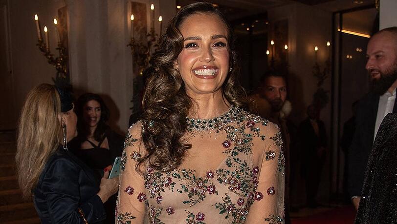 Jessica Alba strahlte bei einer Veranstaltung im Dezember förmlich.