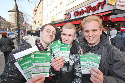 Andreas, Patrick und Manuel (v.li.) hatten Glück und ergatterten reguläre Gäste-Karten im FCN-Fanshop. Preis: 11 Euro.