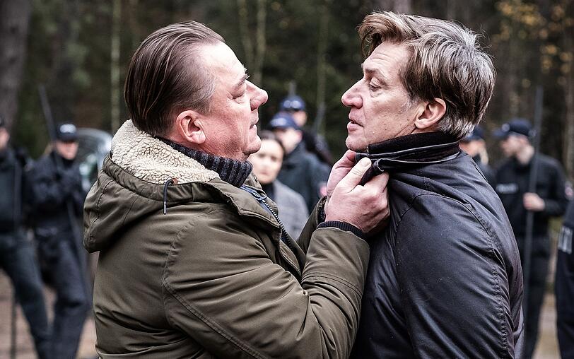 Der LKA-Ermittler David Wallat (Peter Kurth, links) geht dem Kindermörder Hagenow (Tobias Moretti) an den Kragen. Er ist davon überzeugt, dass er mehrere Kindermorde auf dem Gewissen hat. Der LKA-Ermittler David Wallat (Peter Kurth, links) geht dem Kindermörder Hagenow (Tobias Moretti) an den Kragen. Er ist davon überzeugt, dass er mehrere Kindermorde auf dem Gewissen hat.