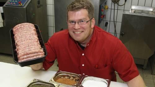 Für Metzgermeister Stefan Wolf ist die hohe Qualität seiner Bratwürste auch eine Frage der Ehre. Seine „Nürnberger“ werden ausschließlich am Tag der Produktion im Laden verkauft. Für Metzgermeister Stefan Wolf ist die hohe Qualität seiner Bratwürste auch eine Frage der Ehre. Seine „Nürnberger“ werden ausschließlich am Tag der Produktion im Laden verkauft.