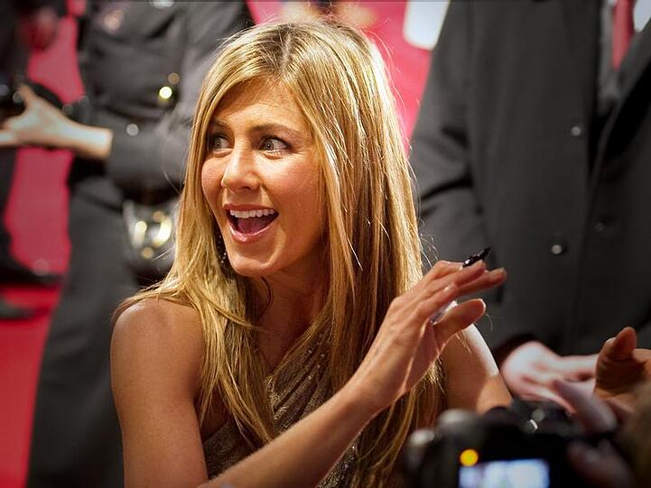 Jennifer Aniston schreibt fleißig Autogramme