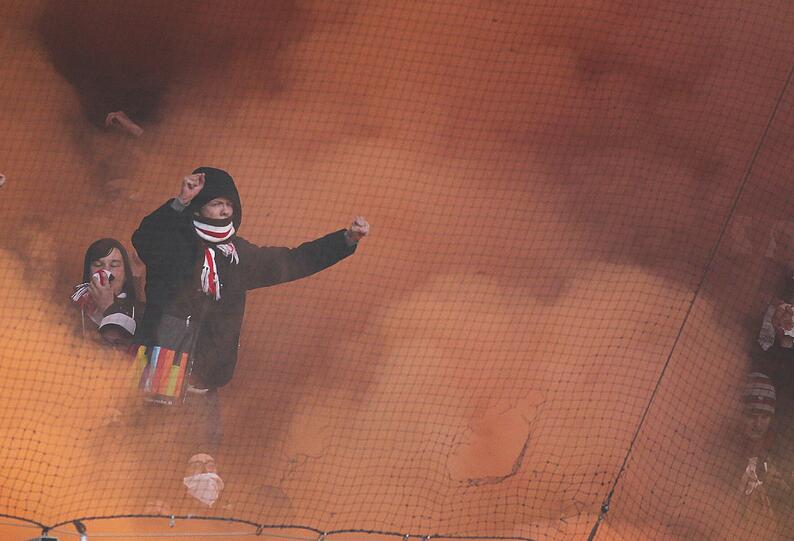 Die Gewalt in den deutschen Fußballstadien nimmt immer mehr zu. Beim 2. Liga-Spiel zwischen St. Pauli und Rostock im November 2011 gab es einige Ausschreitungen. Der Schiedsrichter unterbrach das Spiel für zehn Minuten.