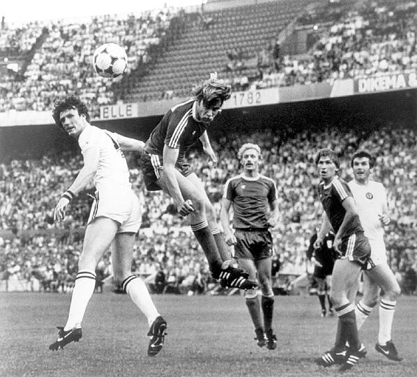 Auch 1982 gelangten die Bayern ins Finale des Pokals der Landesmeister. In Rotterdam unterlagen sie dort jedoch Aston Villa mit 0:1, trotz einer klaren Dominanz im Spielverlauf. Hier erwischt Bayern-Abwehrspieler Udo Horsmann (2.v.l) den Kopfball vor Villa-Abwehrspieler Allan Evans (l) nicht voll, der Ball geht  weit am Villa-Tor vorbei. Horsmanns Teamgefährten Hans Weiner (3.v.l)  und Klaus Augenthaler (2.v.r) schauen dem Ball gebannt hinterher.