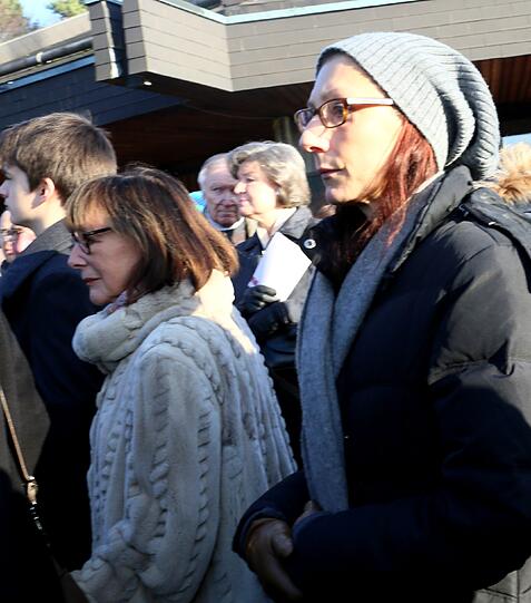Kam im weißen Wollmantel: Heidelinde Weis (M.) bei der Beerdigung.