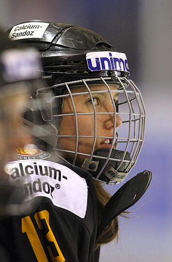 EISHOCKEY
- 4. Februar: Schon vor der Eröffnungsfeier ist Olympia für die erste
deutsche Athletin beendet. Eishockey-Nationalspielerin Daria Gleißner
erleidet im Trainingsspiel gegen die USA eine Gehirnerschütterung und
eine Halswirbelsäulen-Verletzung.