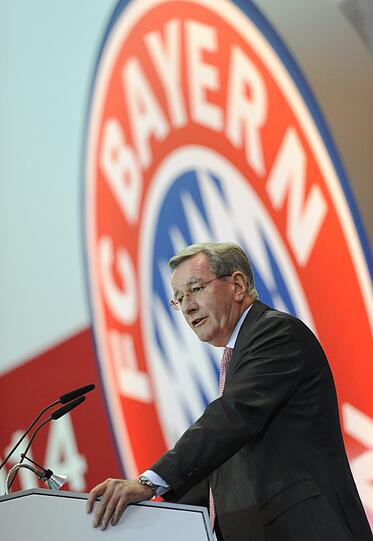 Bayern-Präsident Karl Hopfner am Rednerpult der Jahreshauptversammlung.