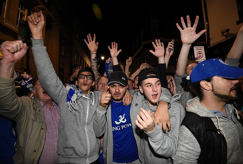 Auch bei den Fans der Foxes brachen alle Dämme. In der Innenstadt von Leicester machten sie mit schrillen Outfits, nackter Haut oder coolen Plakaten die Nacht zum Tage.