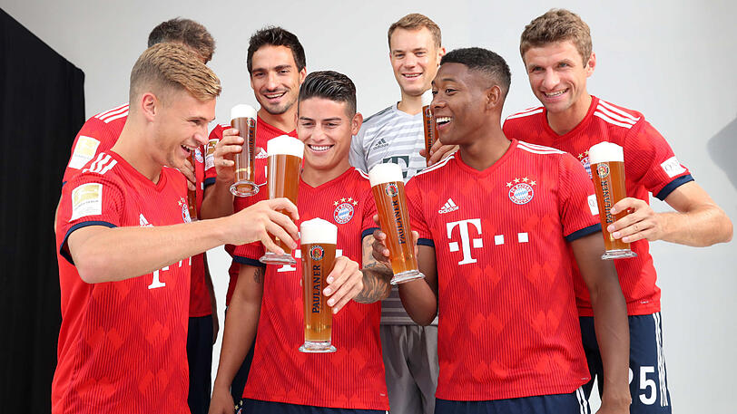 Zünftig in Lederhosen und Janker - die Bayern-Spieler beim traditionellen Wiesn-Shooting.