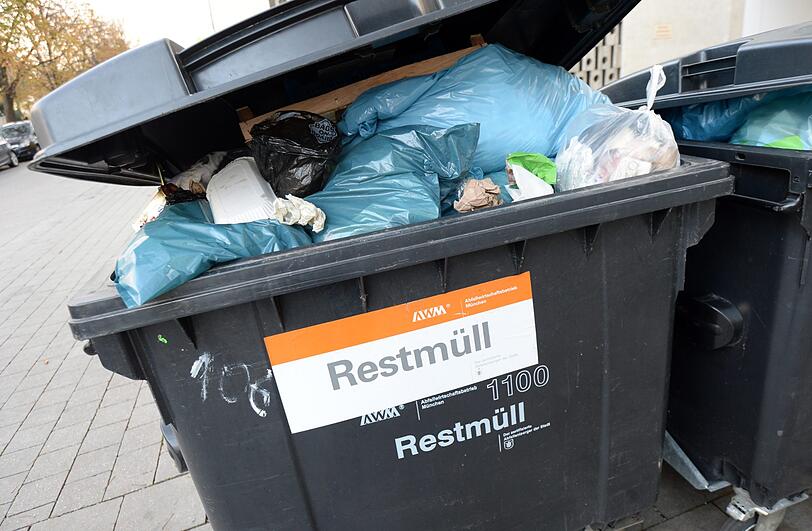 Eine volle Restmülltonne in München. (Archivbild)