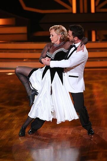Marijke Amado (59, 1,60 m) und Stefano Terrazzino (33, 1,76 m):
Tango zu "Just a Gigolo" von Louis Prima.