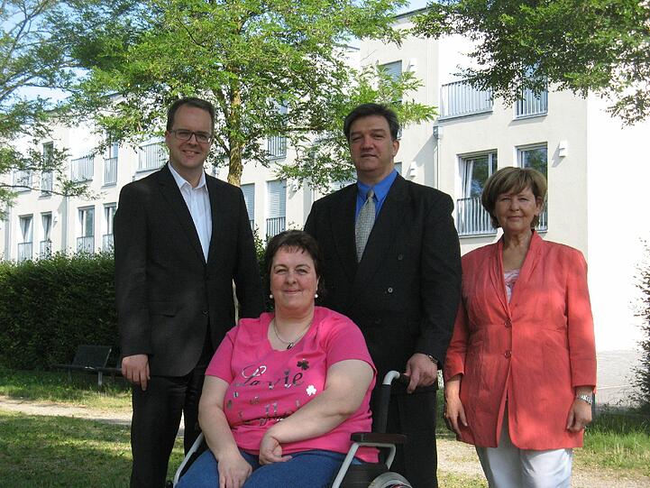 Bezirksrätin Broschei (rechts) und MdL Rinderspacher (links) mit Vereinsvorstand Udo Ernst mit seiner Ehefrau Jacqueline.