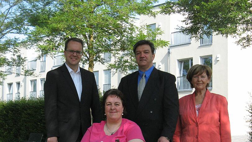 Bezirksrätin Broschei (rechts) und MdL Rinderspacher (links) mit Vereinsvorstand Udo Ernst mit seiner Ehefrau Jacqueline. Bezirksrätin Broschei (rechts) und MdL Rinderspacher (links) mit Vereinsvorstand Udo Ernst mit seiner Ehefrau Jacqueline.
