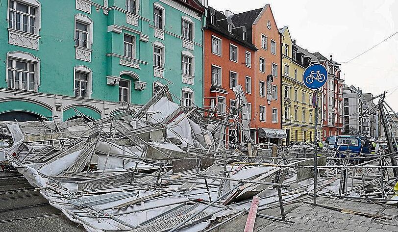 Das Gerüst auf der Ismaninger Straße &ndash; einfach umgeblasen.