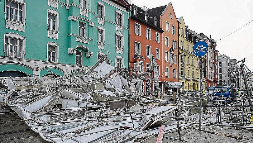 Das Gerüst auf der Ismaninger Straße – einfach umgeblasen. Das Gerüst auf der Ismaninger Straße – einfach umgeblasen.