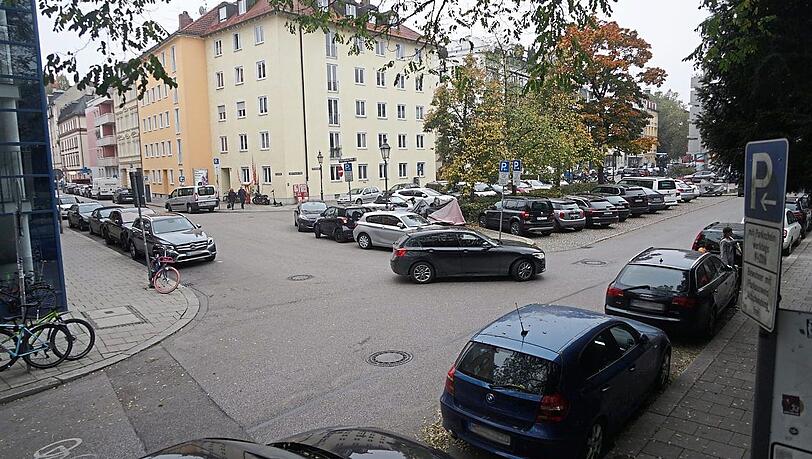 Viele Autos parken heute am und um den Platz. Viele Autos parken heute am und um den Platz.