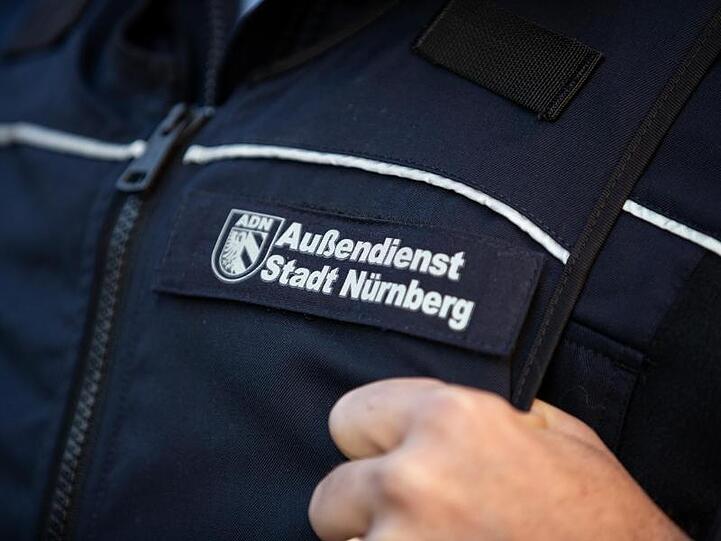 Ein Mitarbeiter des Kommunalen Außendienstes Nürnberg, präsentiert seine Dienstuniform. Foto: Daniel Karmann