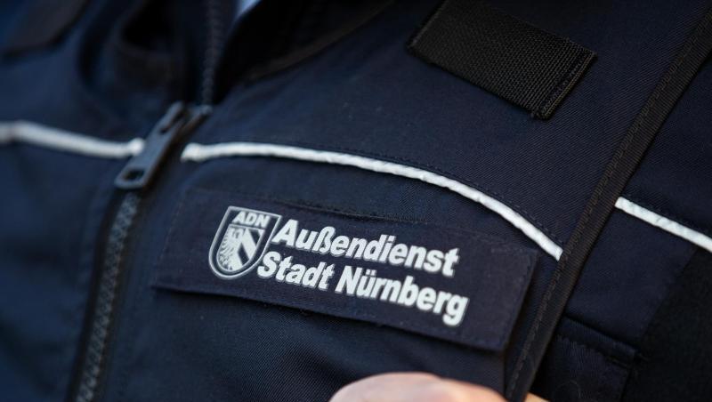 Ein Mitarbeiter des Kommunalen Außendienstes Nürnberg, präsentiert seine Dienstuniform. Foto: Daniel Karmann Ein Mitarbeiter des Kommunalen Außendienstes Nürnberg, präsentiert seine Dienstuniform. Foto: Daniel Karmann
