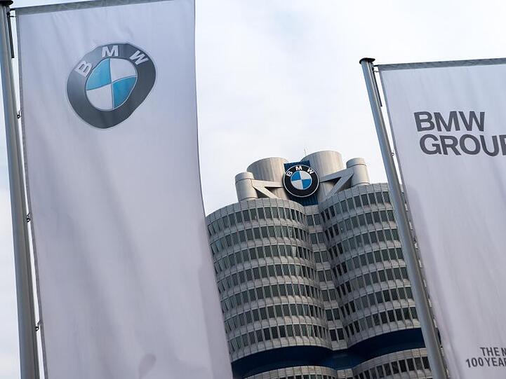 Die BMW-Zentrale. Foto: Peter Kneffel/dpa/Archivbild