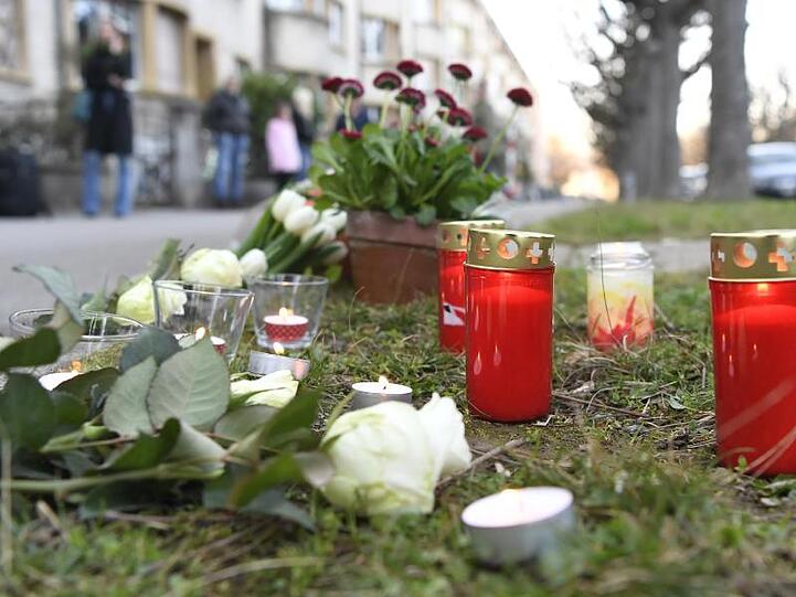Der Junge war nach Angaben der Ermittler auf dem Weg nach Hause, als er auf der Straße plötzlich niedergestochen wurde.