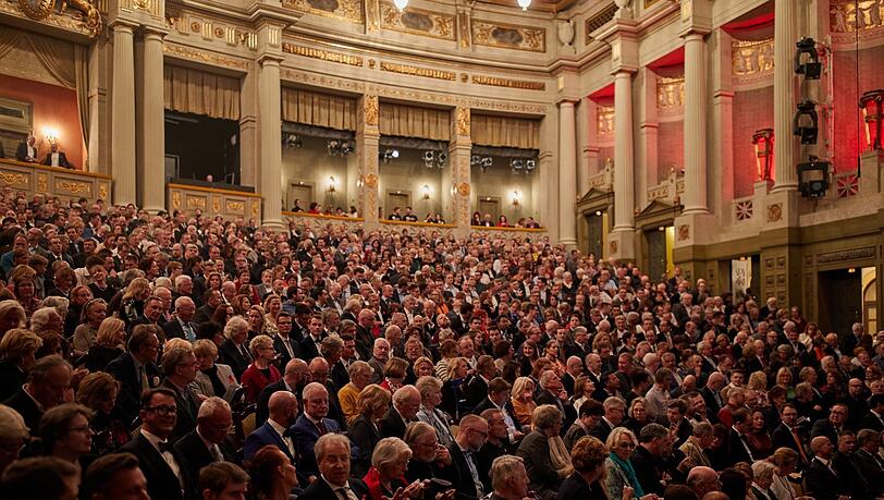 Das voll besetzte Prinzregententheater bei einem Konzert des Münchener Kammerorchesters.