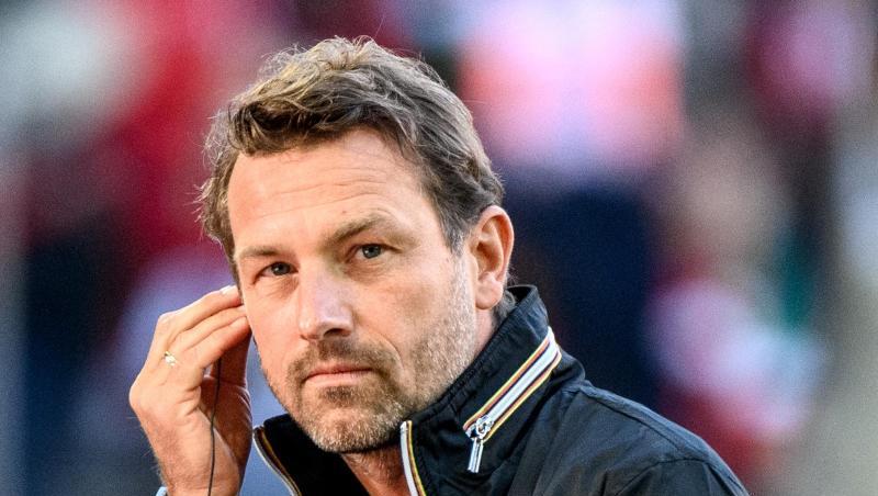 Trainer Markus Weinzierl von Augsburg gibt ein Interview.