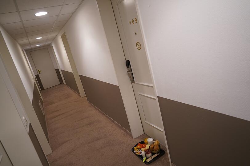 Auf den Fluren begegnen sich Gäste nicht. Jeder Quarantänegast muss ja durchweg in seinem Zimmer bleiben, bis die Isolationszeit endet.
