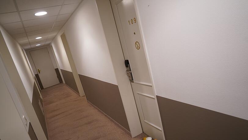 Auf den Fluren begegnen sich Gäste nicht. Jeder Quarantänegast muss ja durchweg in seinem Zimmer bleiben, bis die Isolationszeit endet. Auf den Fluren begegnen sich Gäste nicht. Jeder Quarantänegast muss ja durchweg in seinem Zimmer bleiben, bis die Isolationszeit endet.