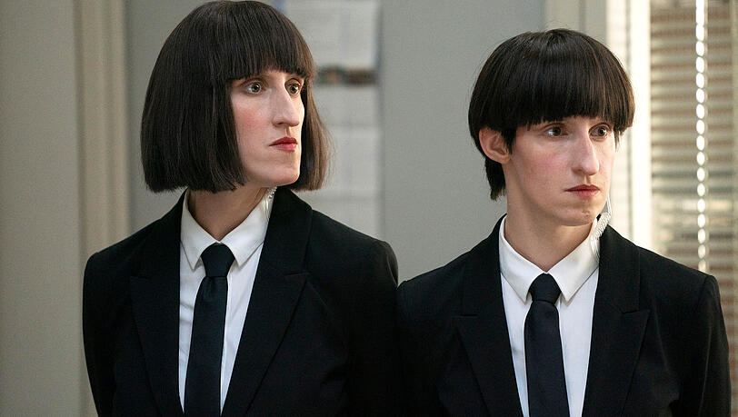 Auch Frau Mann (Daniela Reichert) und Herr Muster (Melanie Reichert) stellen in dem Fall des ermordeten Programmierers Magnus Rosponi eigene Ermittlungen an. Auch Frau Mann (Daniela Reichert) und Herr Muster (Melanie Reichert) stellen in dem Fall des ermordeten Programmierers Magnus Rosponi eigene Ermittlungen an.