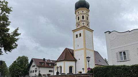 Die alte Dorfkirche Sankt Peter. Ihr baulicher Kern ist aus dem 14. Jahrhundert.