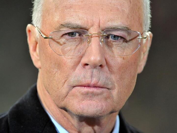 Franz Beckenbauer über eine Verpflichtung von Manuel Neuer:  &bdquo;Man hätte vielleicht eher handeln  müssen"