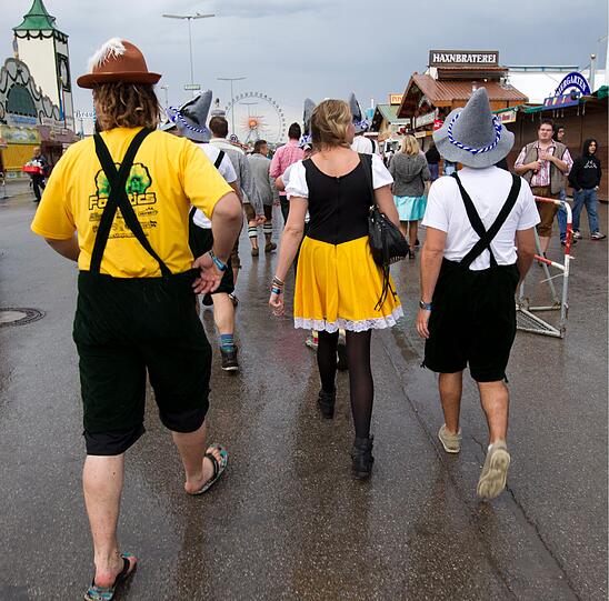 Ganz in Gelb sind diese Besucher unterwegs