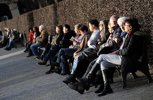 25. Dezember 2012 im Hofgarten: Die Münchner entspannen in der Sonne.