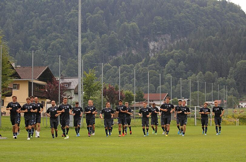 Erste Trainingseinheit der Löwen auf dem Sportplatz von Wörgl.