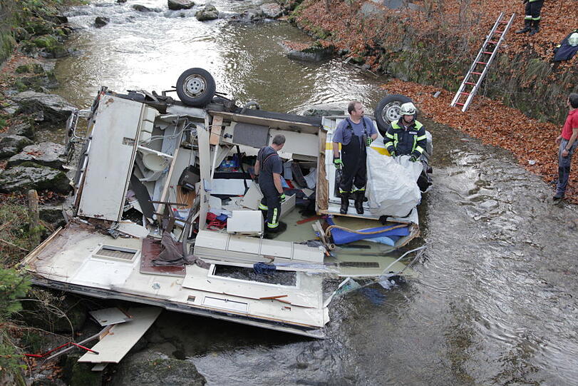 Ein Wohnmobil ist am Montag in die Schlierach gestürzt. Die Insassen haben alle überlebt. Die Bilder!
