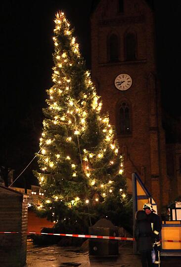 Das Orkantief Xaver hat den Norden mit voller Wucht erreicht. Weil der Weihnachtsbaum auf dem Weihnachtsmarkt in Rostock-Warnemünde (Mecklenburg.Vorpommern" eine gefähliche Schräglage eingenommen hat, versucht die Feuerwehr das Areal zu sichern.