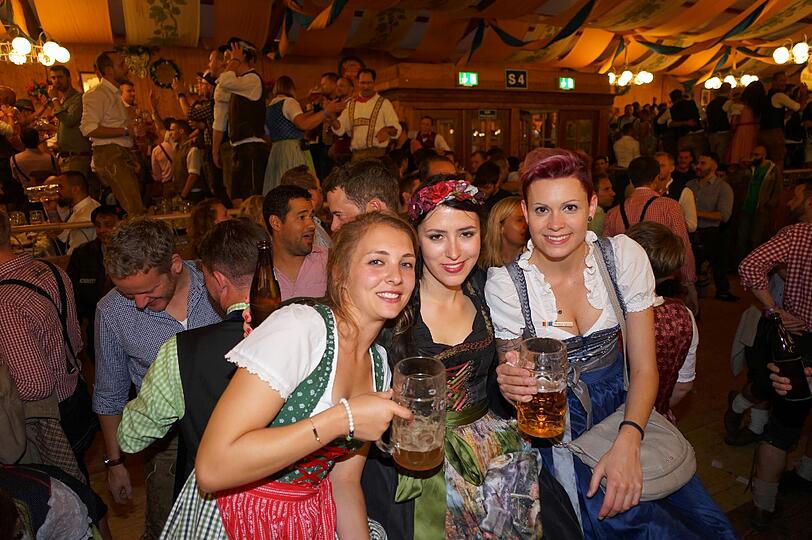 Der erste Wiesn-Sonntag in der Bräurosl gehört ganz den Schwulen und Lesben. Mitten drin bei der bunten Party: OB Dieter Reiter. Wie wild gestern Abend gefeiert wurde, sehen Sie in unserer Bildergalerie.