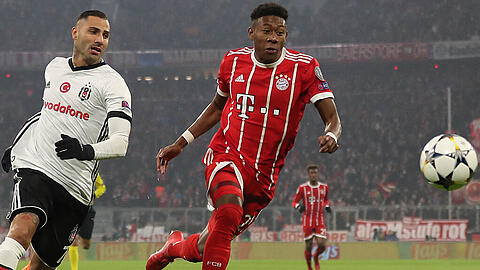 David Alaba gewinnt das Laufduell mit Besiktas-Stürmer Ricardo Quaresma (links).