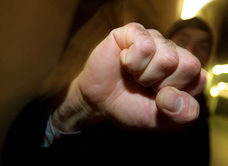 Am S-Bahnhof Hirschgarten haben zwei Unbekannte einen hilflosen Betrunken angegriffen.