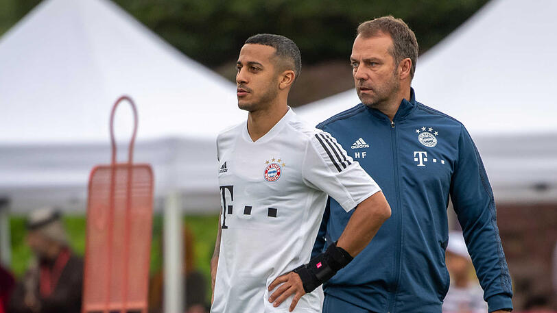 Thiago (l.) könnten den FC Bayern möglicherweise verlassen. Für Trainer Hansi Flick ist er ein "top, top Spieler".