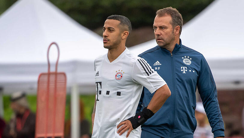 Thiago (l.) könnten den FC Bayern möglicherweise verlassen. Für Trainer Hansi Flick ist er ein "top, top Spieler". Thiago (l.) könnten den FC Bayern möglicherweise verlassen. Für Trainer Hansi Flick ist er ein "top, top Spieler".
