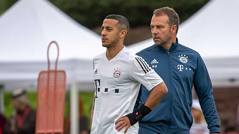 Thiago (l.) könnten den FC Bayern möglicherweise verlassen. Für Trainer Hansi Flick ist er ein "top, top Spieler".