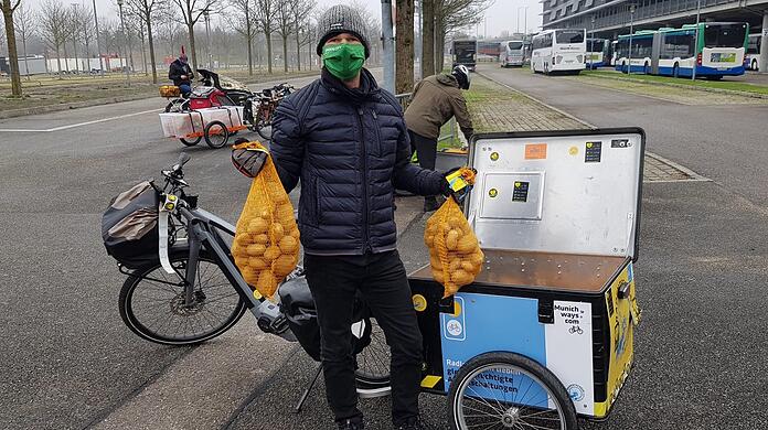 Radler mit zwei Fünf-Kilo-Netzen.
