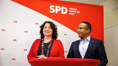 Ruth Müller, neue Generalsekretärin der Bayern-SPD (l), steht während einer Pressekonferenz zur Neubesetzung der Stelle des Generalsekretärs neben Nasser Ahmed, stellvertretender Generalsekretär der Bayern-SPD.